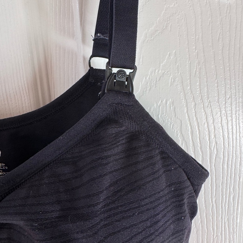Sublime® Hands-Free Pumping & Nursing Tank - Picture 6 of 7